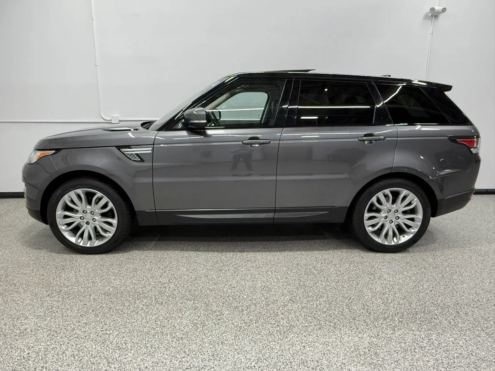 Used 2017 Land Rover Range Rover Sport HSE AWD/4WD image 3