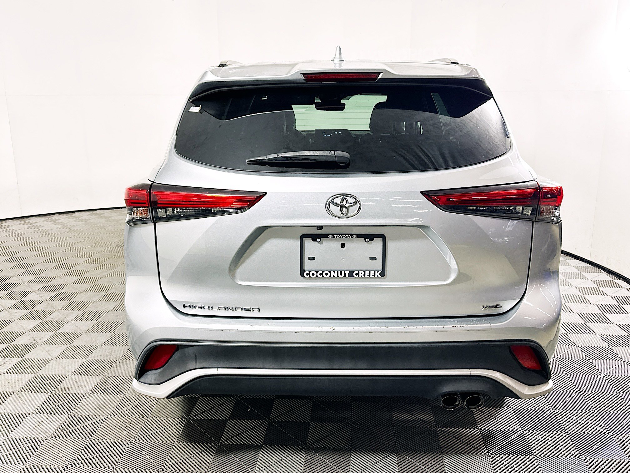 Used 2021 Toyota Highlander XSE FWD image 4