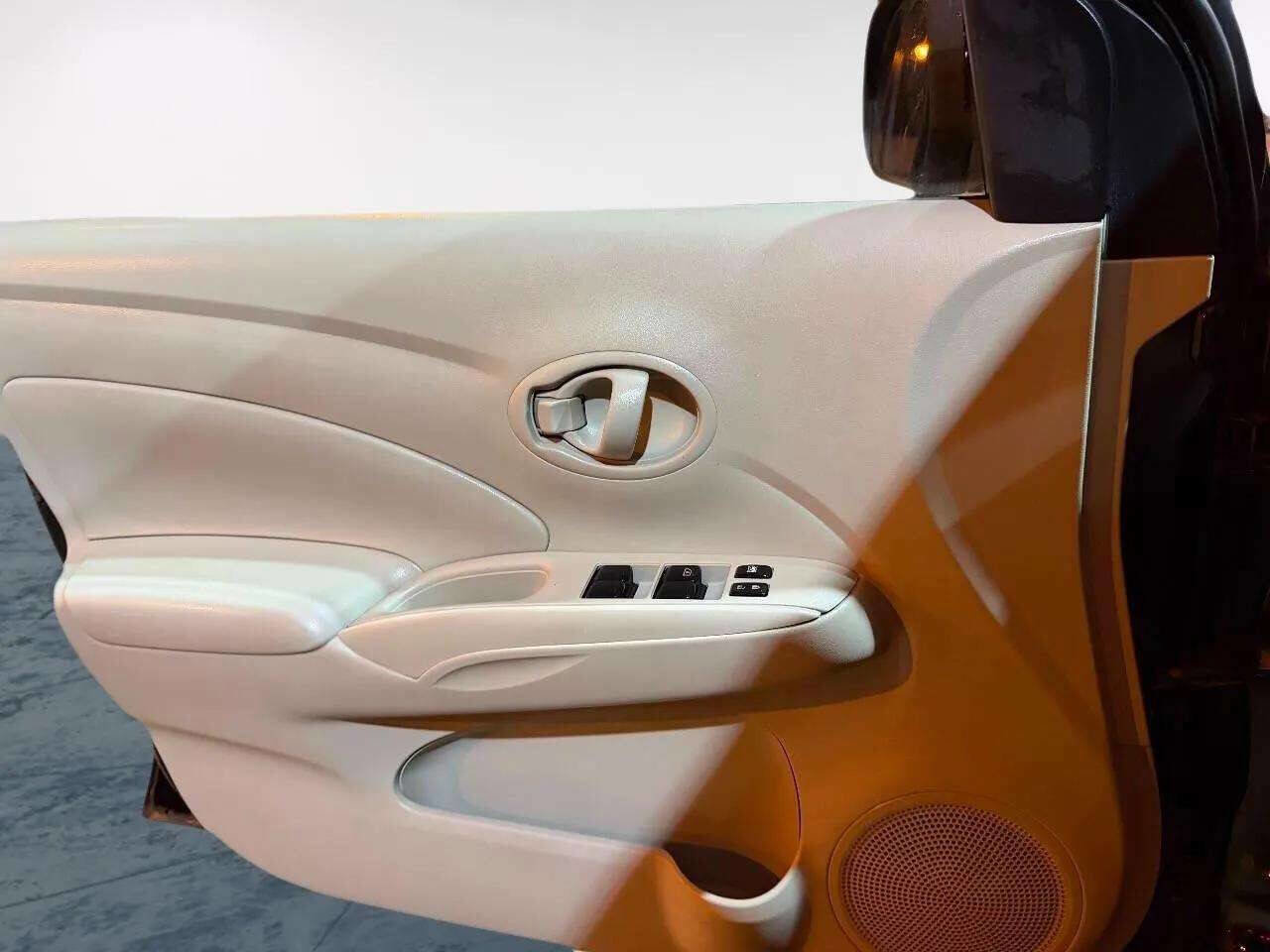 Used 2012 Nissan Versa SV image 15