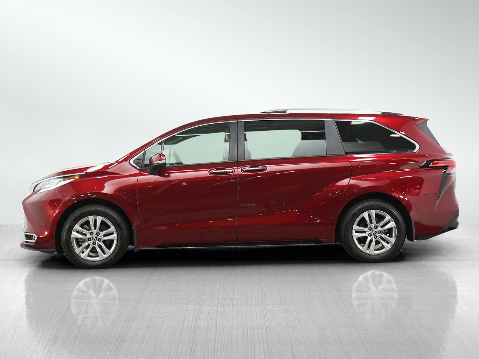 Used 2024 Toyota Sienna Limited AWD/4WD image 2