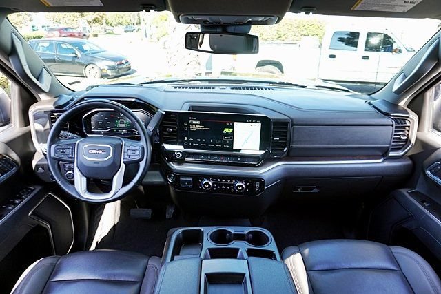 Used 2025 GMC Sierra 1500 SLT AWD/4WD image 32