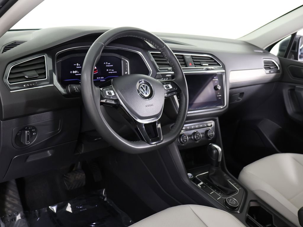 Used 2020 Volkswagen Tiguan SEL AWD/4WD image 29