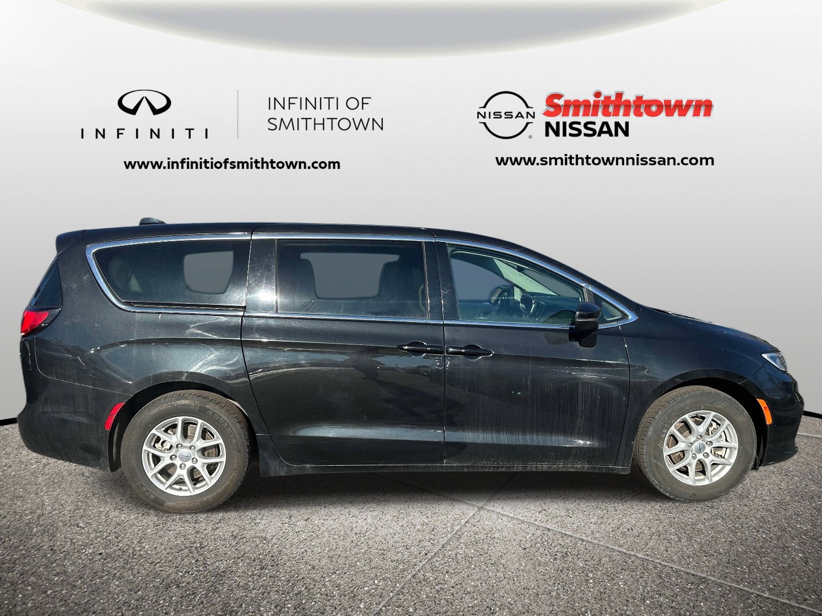 Used 2023 Chrysler Pacifica Touring-L FWD image 3