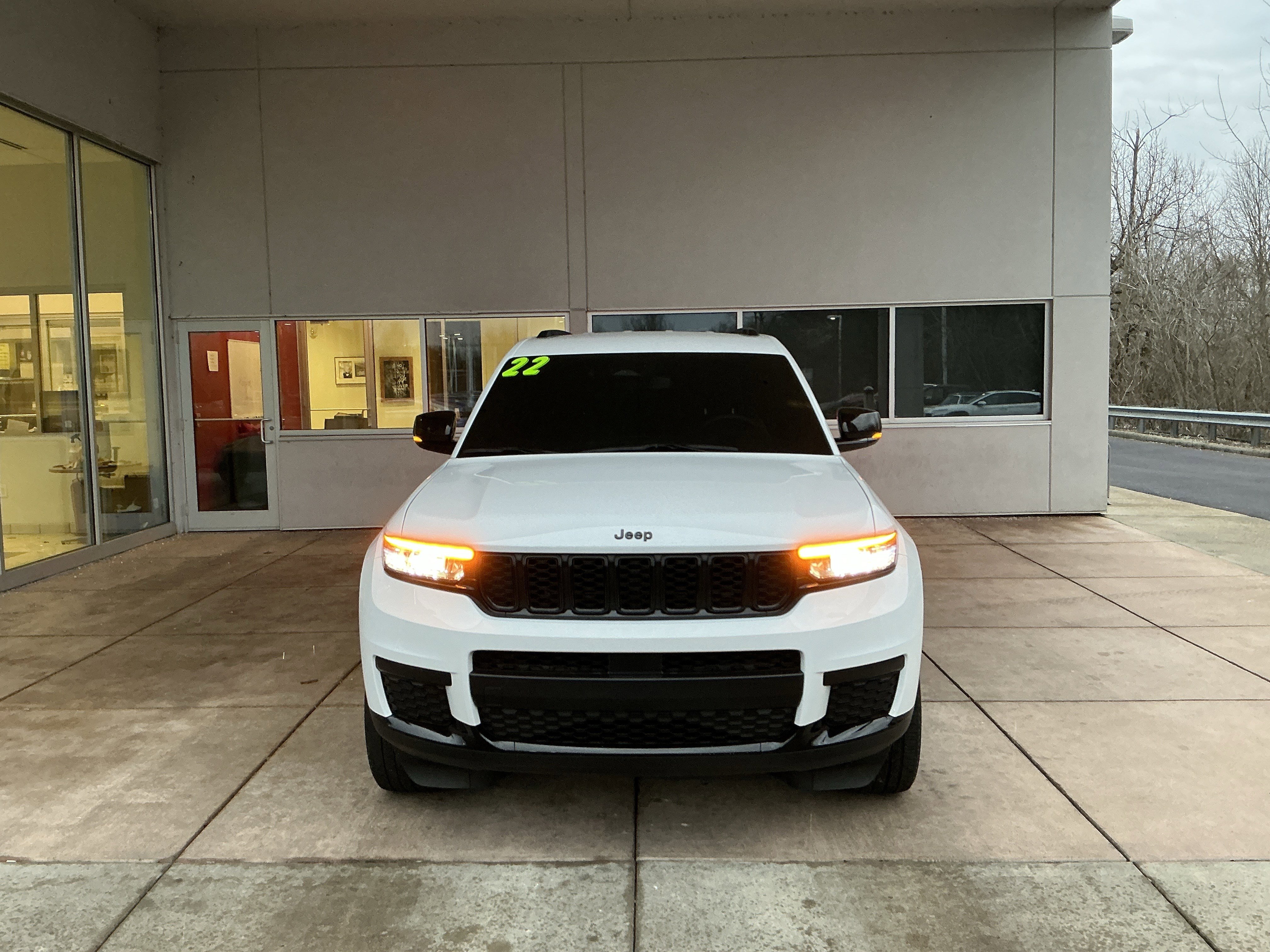 Used 2022 Jeep Grand Cherokee L Laredo image 2