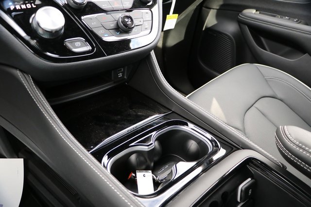 New 2023 Chrysler Pacifica Limited w/ Uconnect Theater Family Group image 33