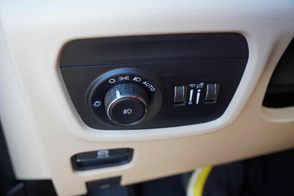 Certified 2025 Jeep Grand Cherokee Limited w/ Luxury Tech Group II AWD/4WD image 26
