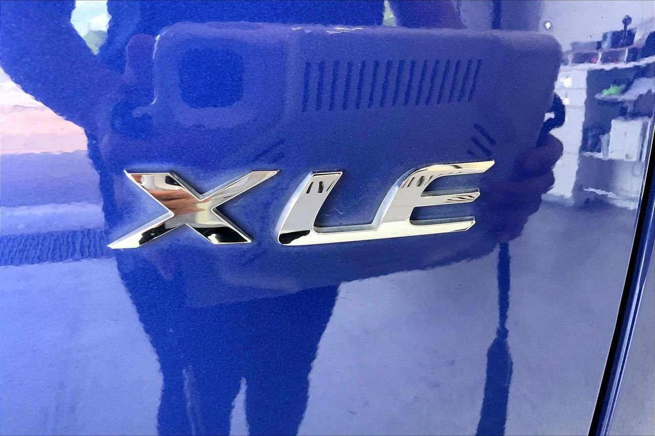Used 2023 Toyota Corolla Cross XLE w/ Convenience Package FWD image 7