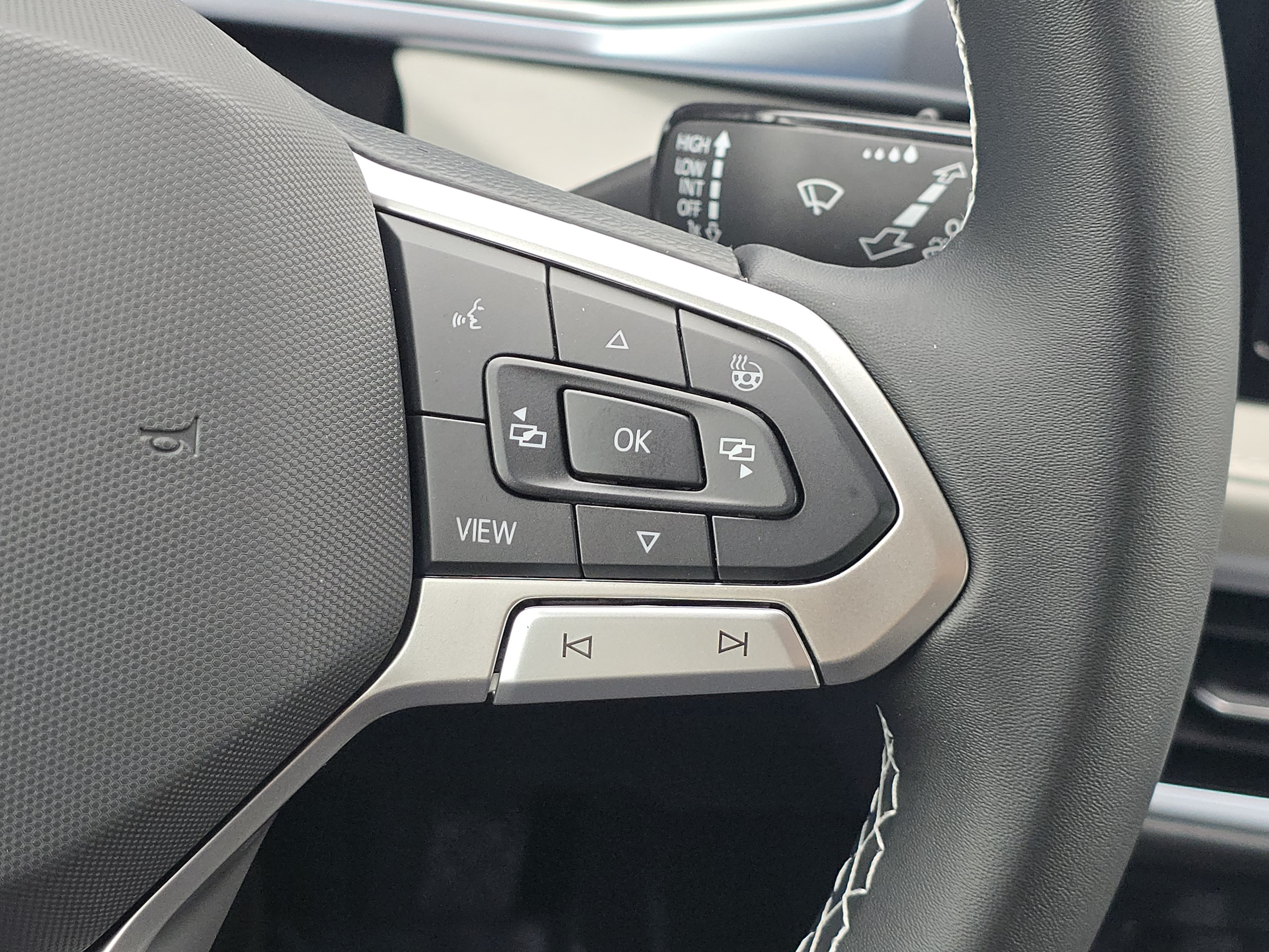 New 2027 Volkswagen Taos SE FWD image 24
