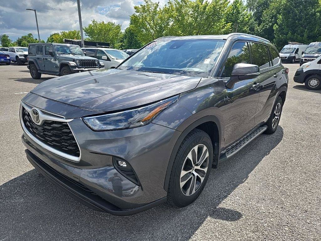 Used 2022 Toyota Highlander XLE FWD image 3
