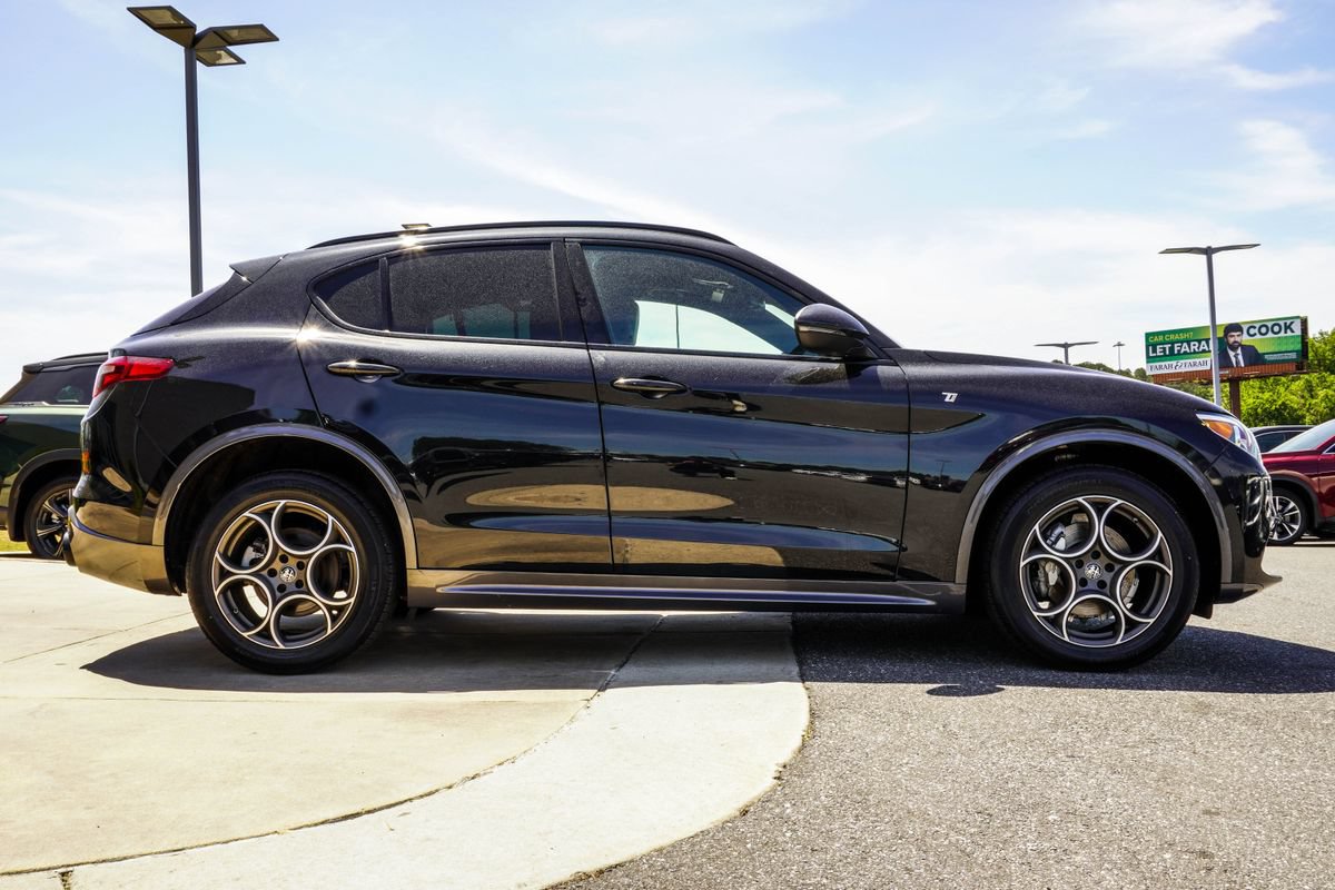 Used 2023 Alfa Romeo Stelvio Ti AWD/4WD image 6