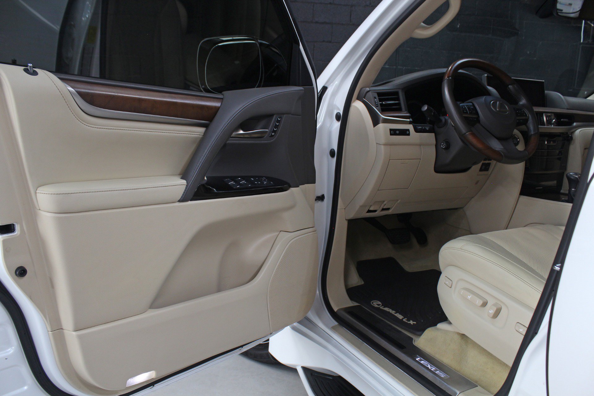 Used 2021 Lexus LX 570 4WD w/ Luxury Package image 28