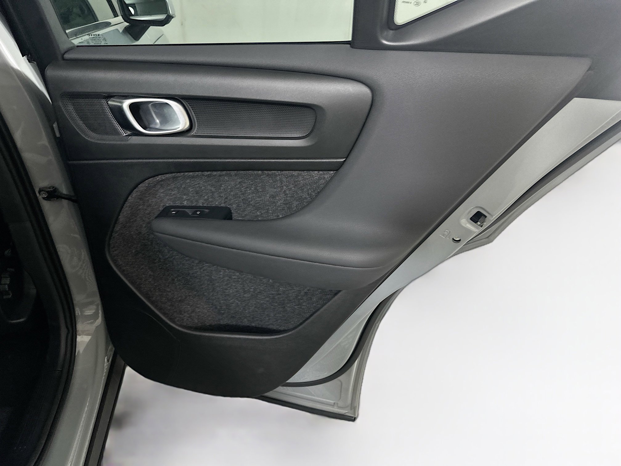 Used 2025 Volvo XC40 B5 Core image 30