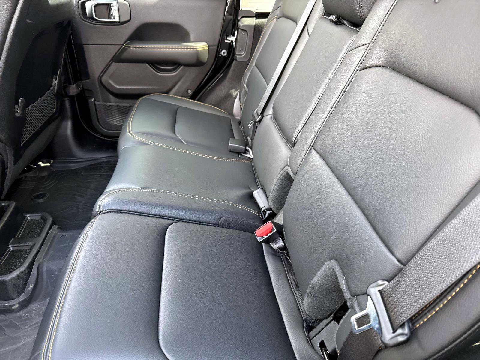 Used 2025 Jeep Wrangler Unlimited Sahara image 7