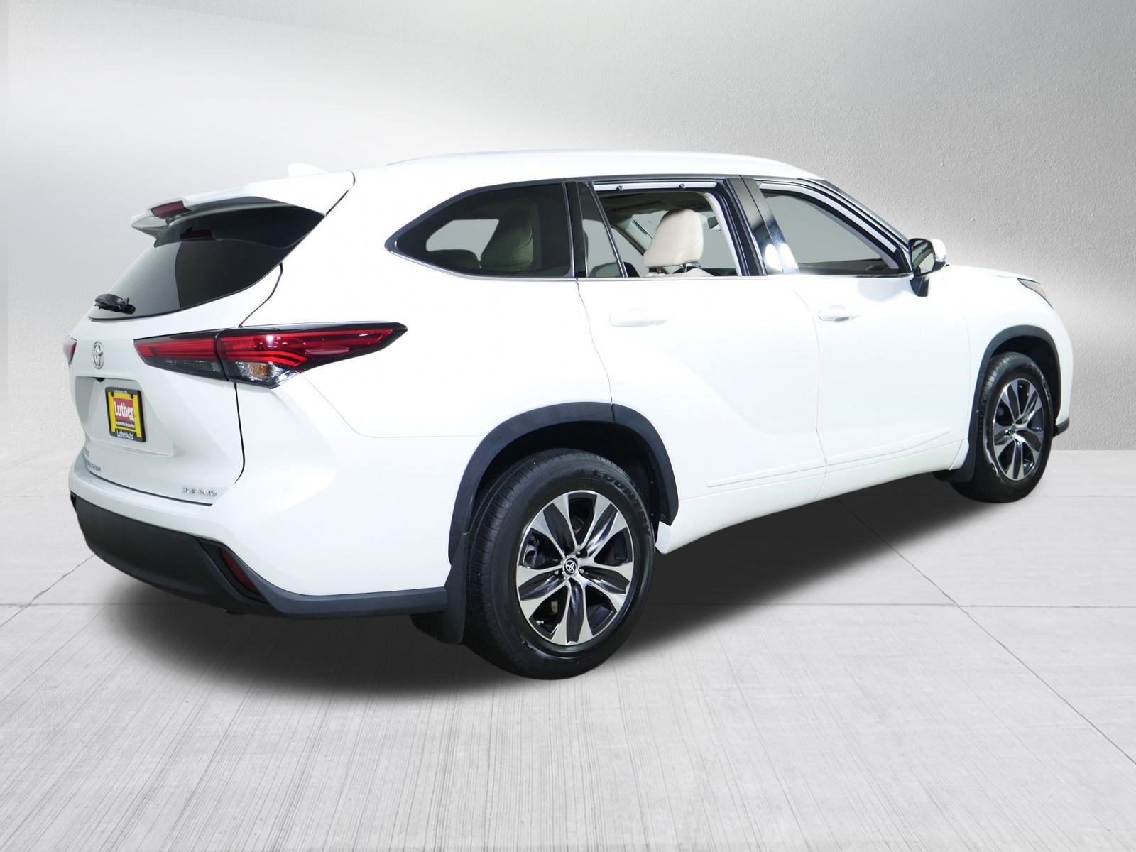 Used 2022 Toyota Highlander XLE AWD/4WD image 7