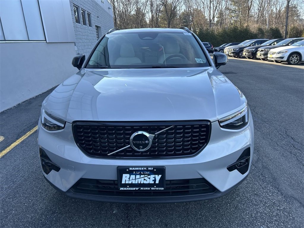 Certified 2025 Volvo XC40 B5 Ultra w/ Protection Package Premier image 3