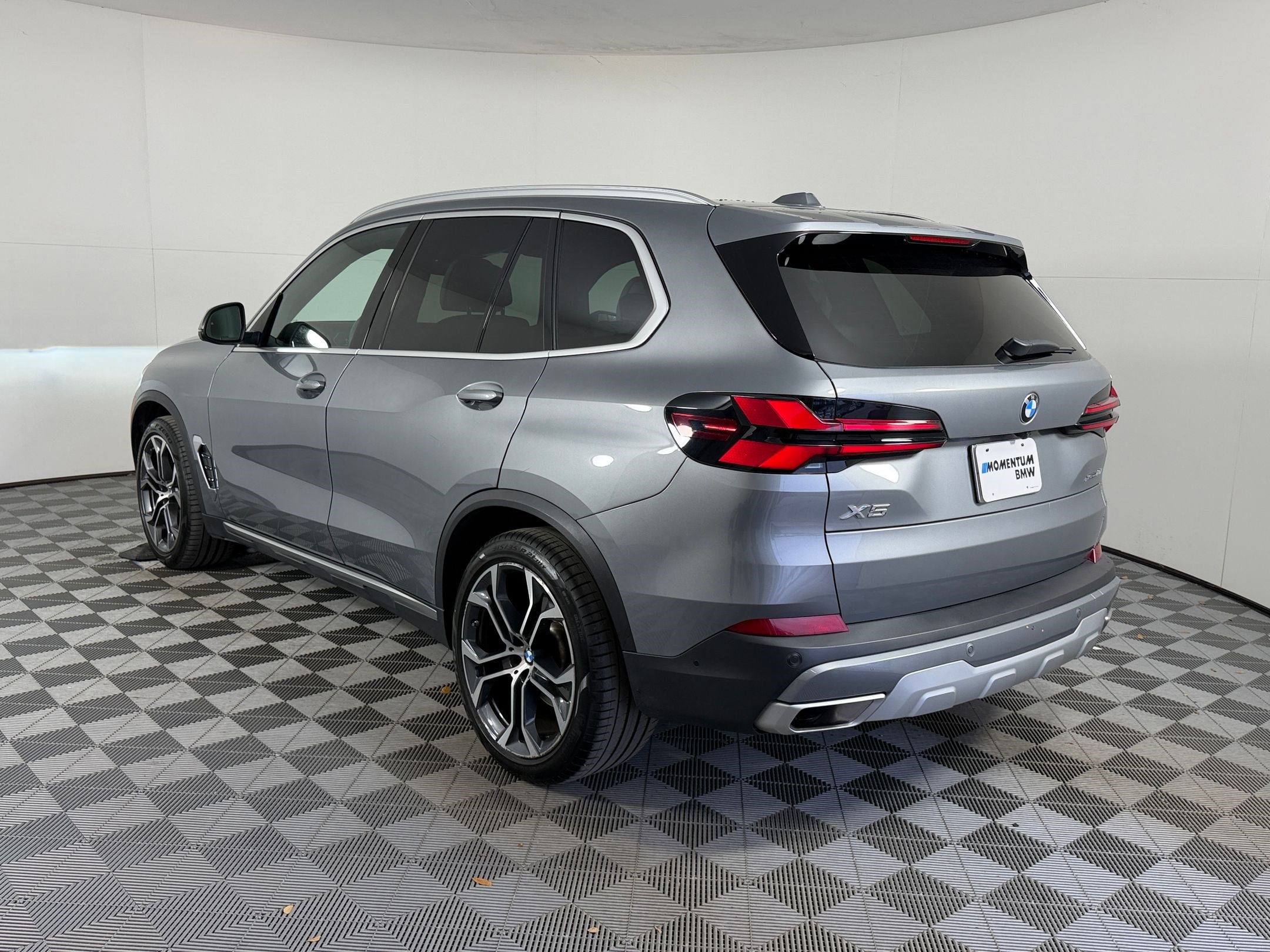 Certified 2024 BMW X5 xDrive40i w/ Premium Package AWD/4WD image 3