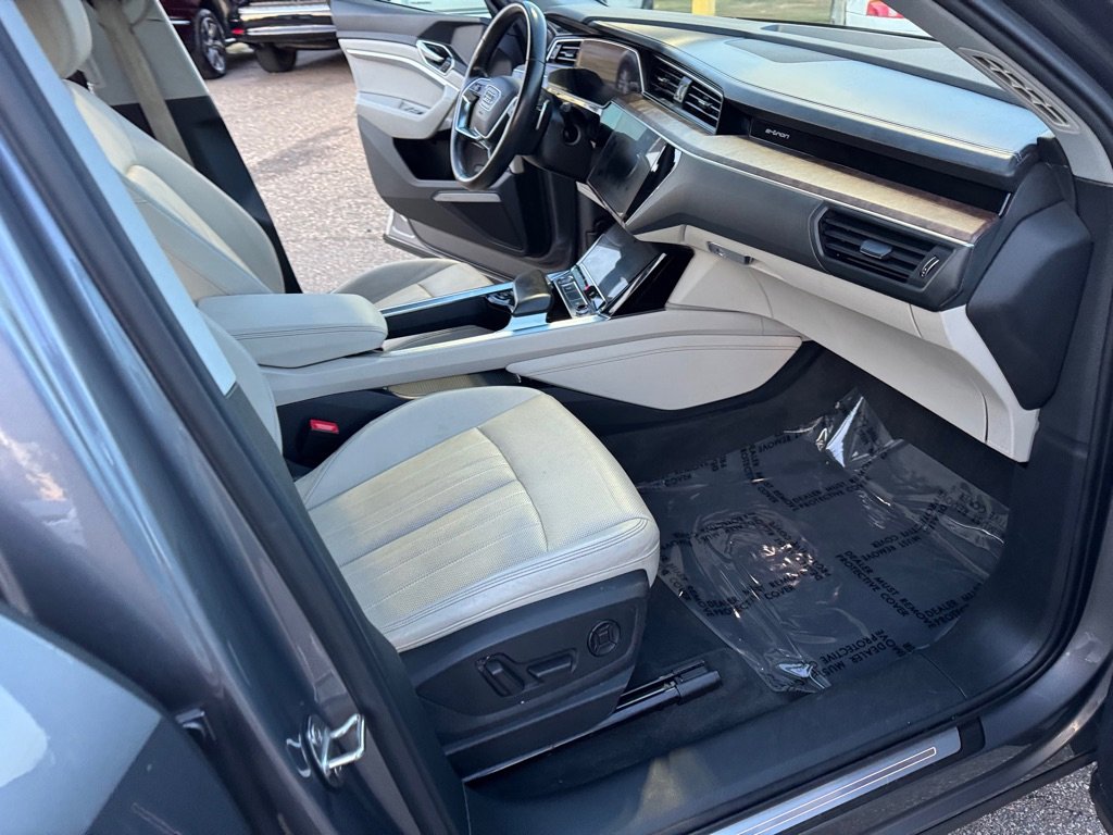 Used 2019 Audi e-tron Premium Plus image 31