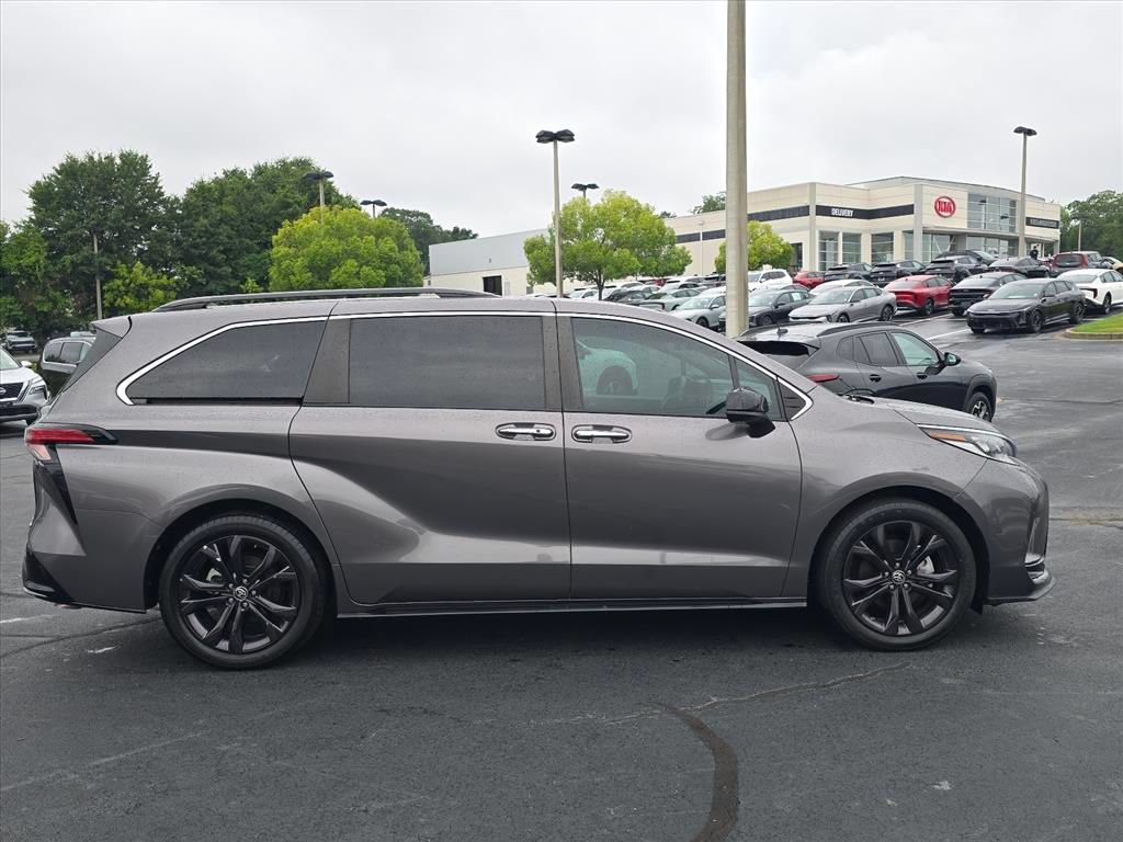 Used 2022 Toyota Sienna XSE FWD image 2