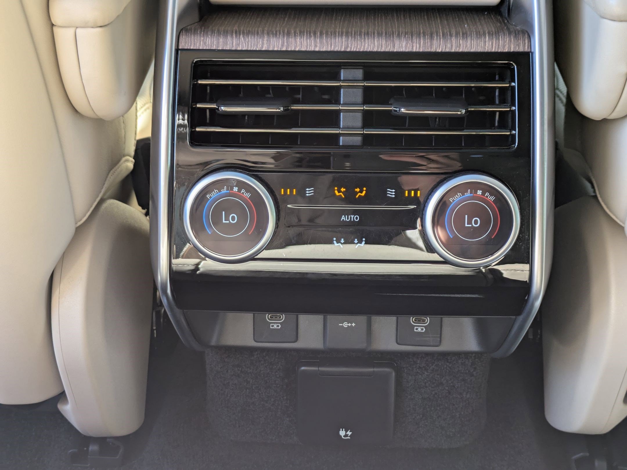 Certified 2024 Land Rover Range Rover SE image 26