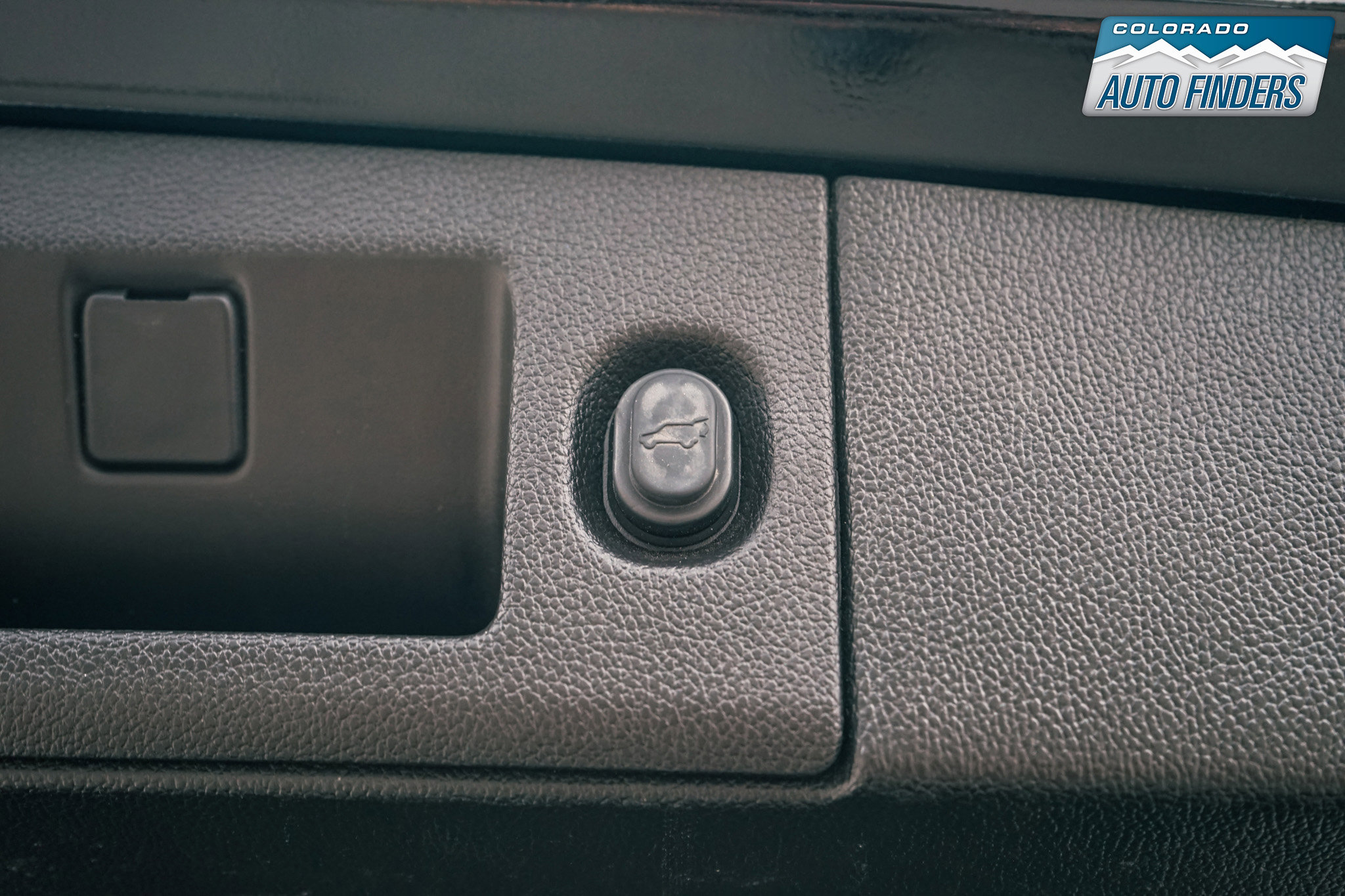 Used 2017 GMC Yukon XL Denali w/ Open Road Package image 39