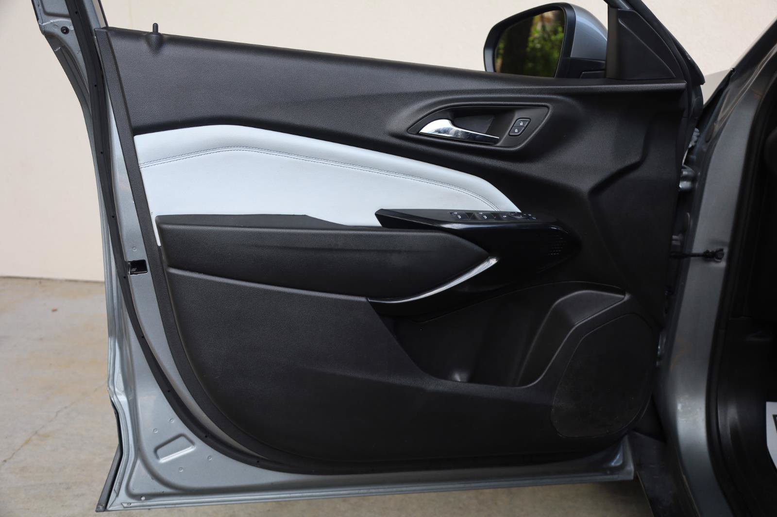 Used 2024 Chevrolet Trax LT FWD image 15