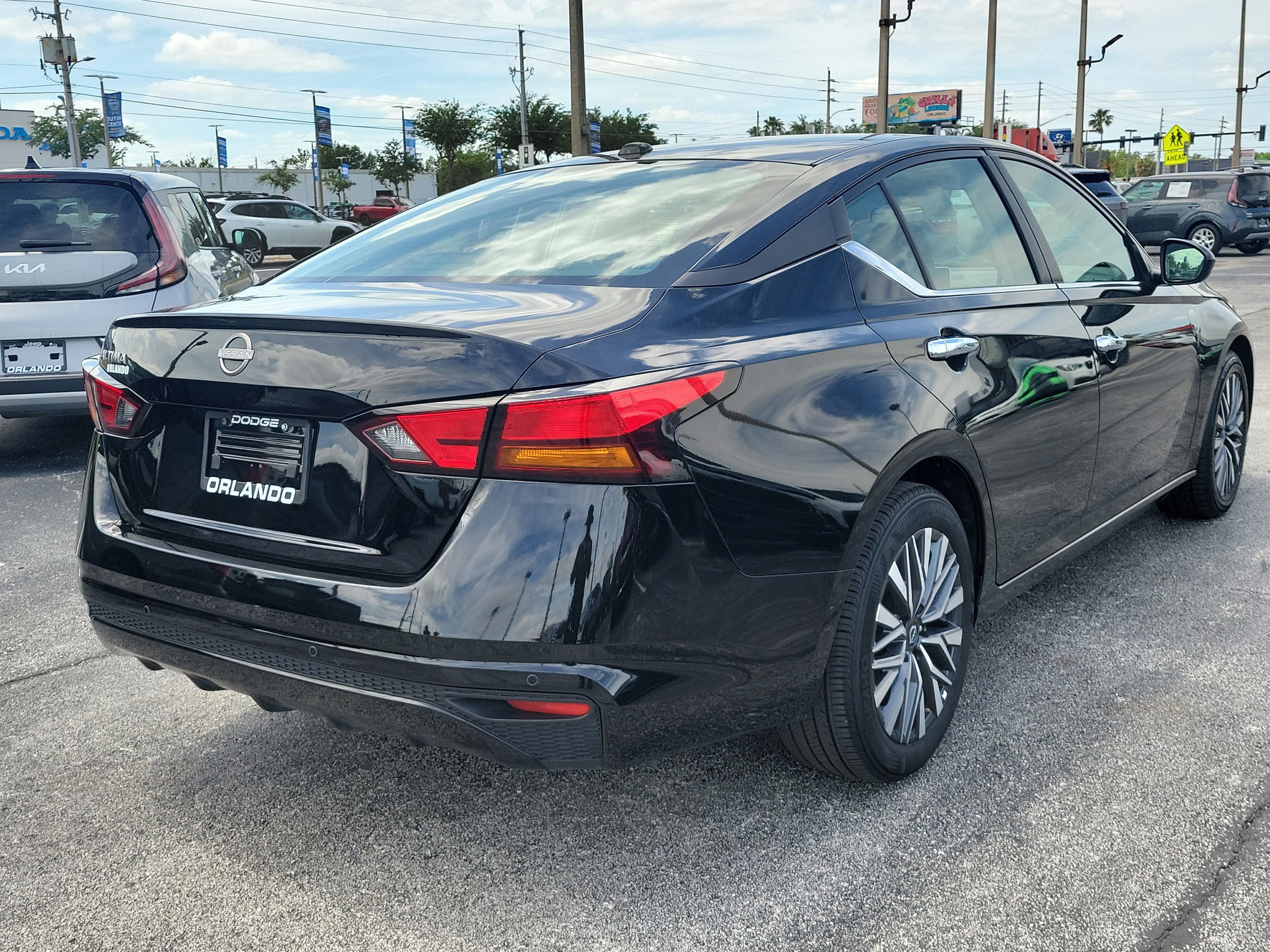 Used 2025 Nissan Altima 2.5 SV FWD image 7