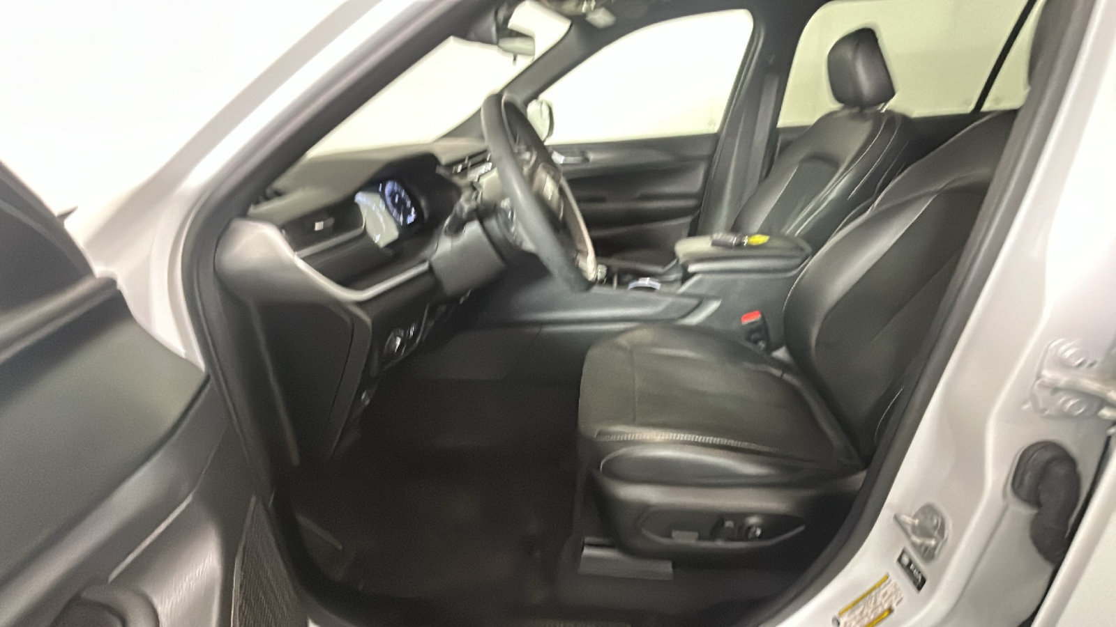 Used 2025 Jeep Grand Cherokee L Altitude AWD/4WD image 13