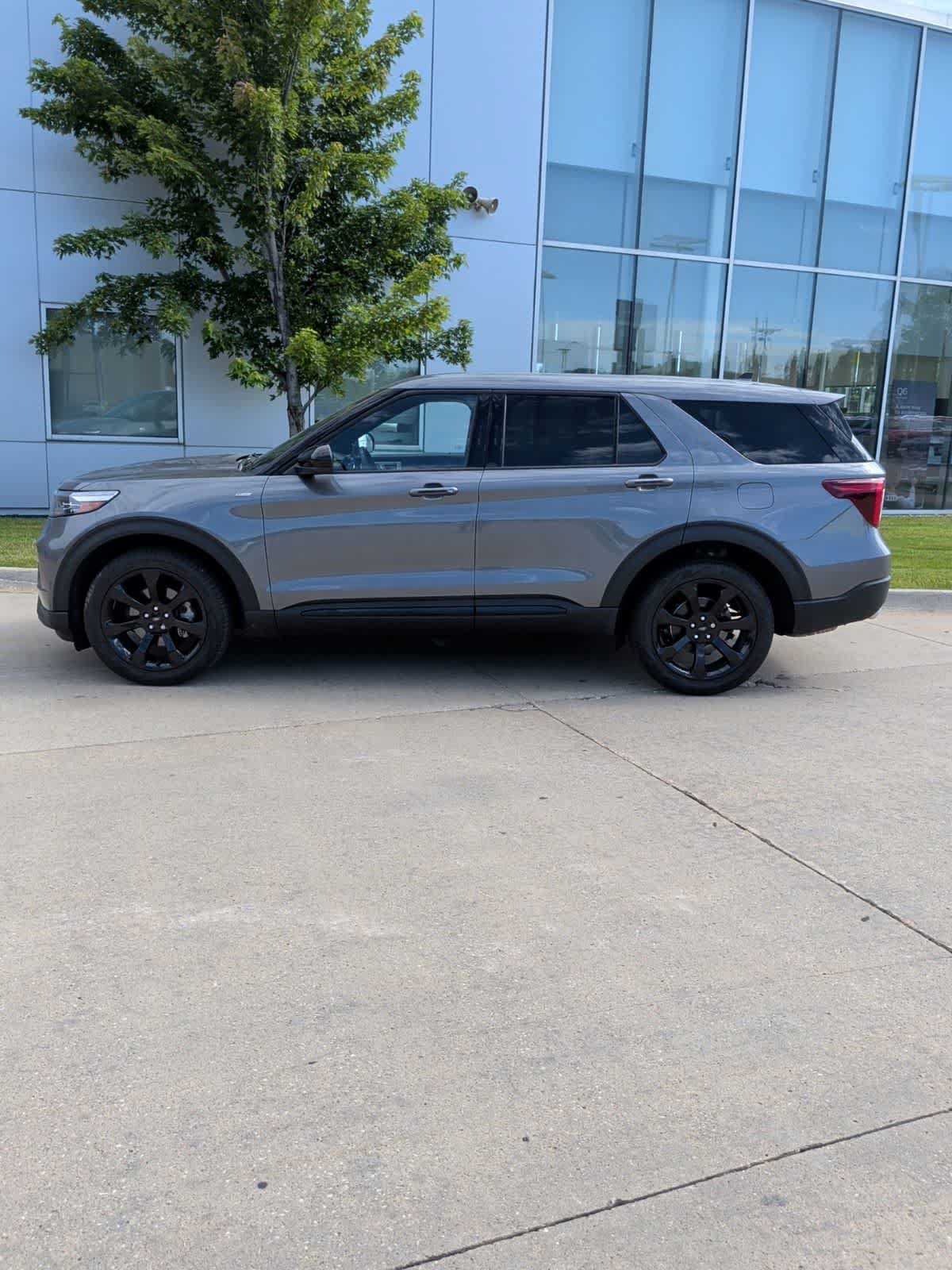 Used 2022 Ford Explorer ST-Line AWD/4WD image 3