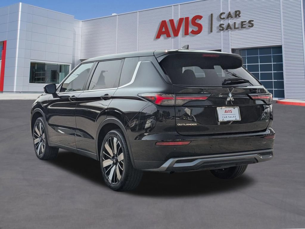 Used 2025 Mitsubishi Outlander SE FWD image 3