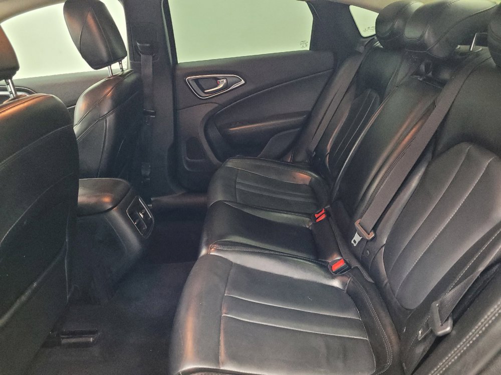 Used 2017 Chrysler 200 Limited Platinum w/ Comfort & Convenience Group FWD image 18