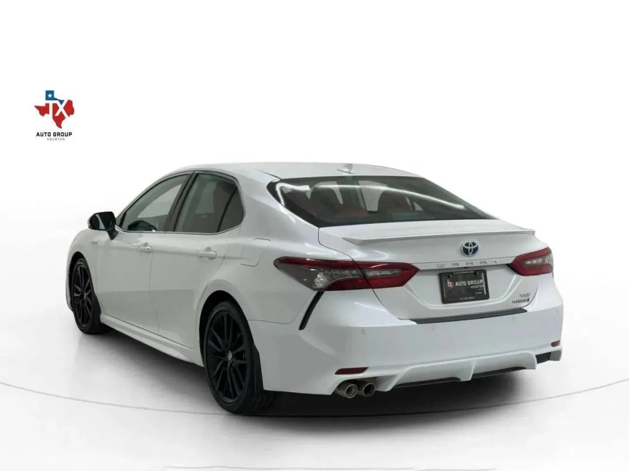 Used 2021 Toyota Camry XSE w/ Navigation Upgrade Package FWD image 4
