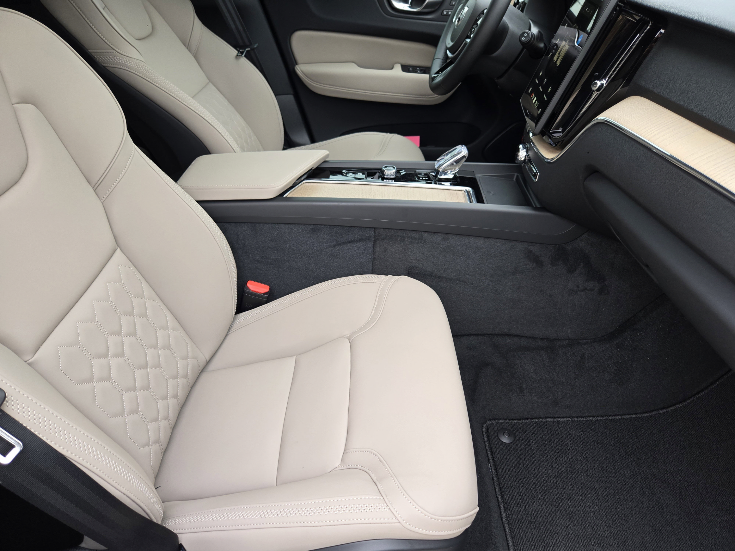 Used 2026 Volvo XC60 B5 Plus w/ Protection Package Premier AWD/4WD image 12