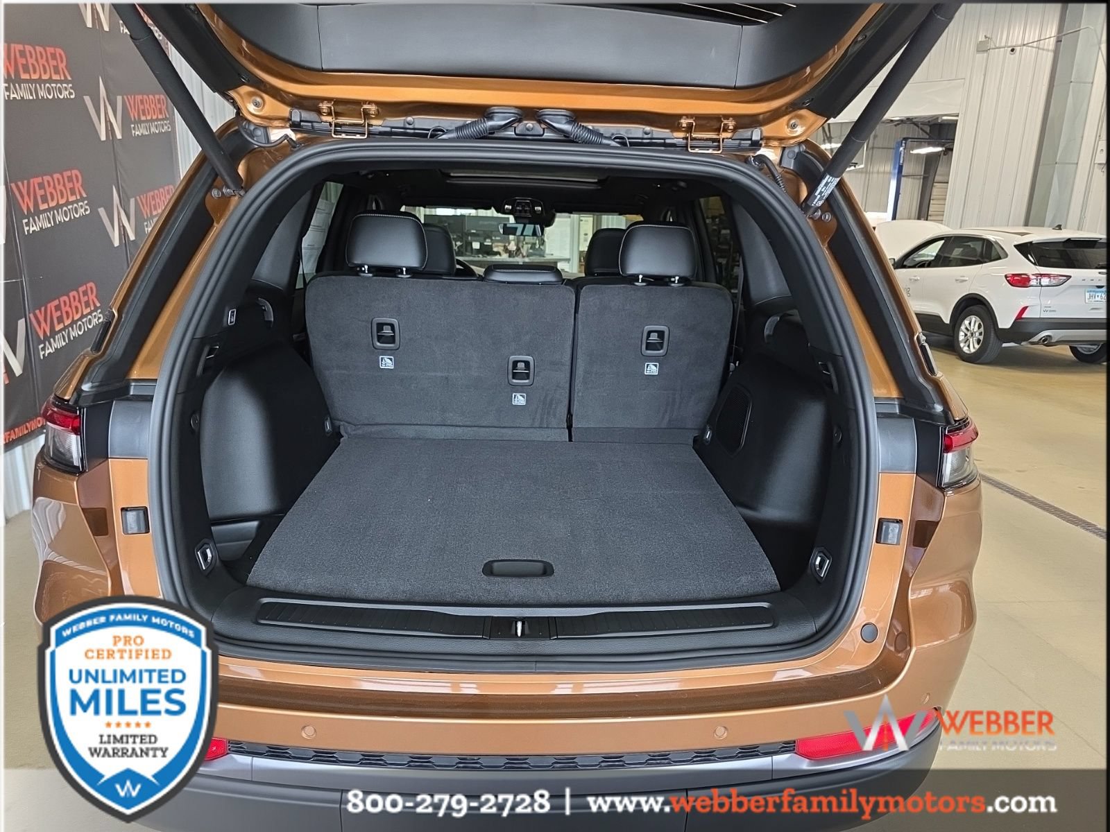 New 2026 Jeep Grand Cherokee Limited w/ Limited Altitude Package AWD/4WD image 8