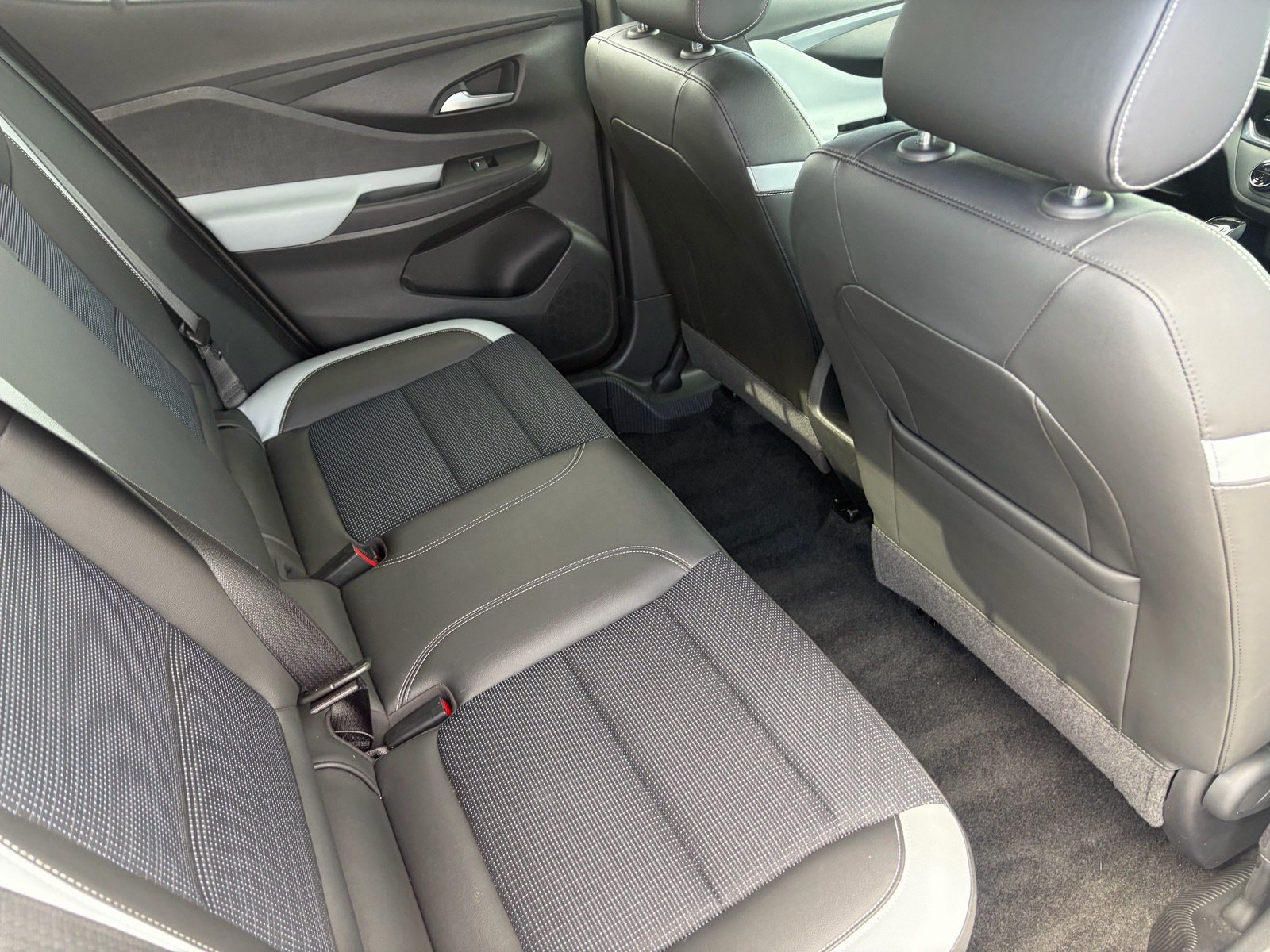 Used 2024 Buick Envista Sport Touring w/ Convenience II Package FWD image 32