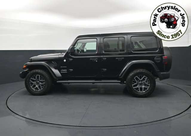 Used 2024 Jeep Wrangler Unlimited Sahara w/ Dual Top Group AWD/4WD image 3
