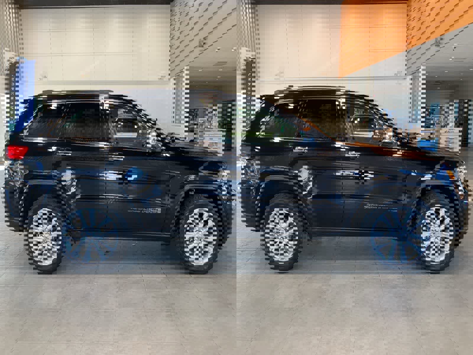 Used 2017 Jeep Grand Cherokee Limited AWD/4WD image 4