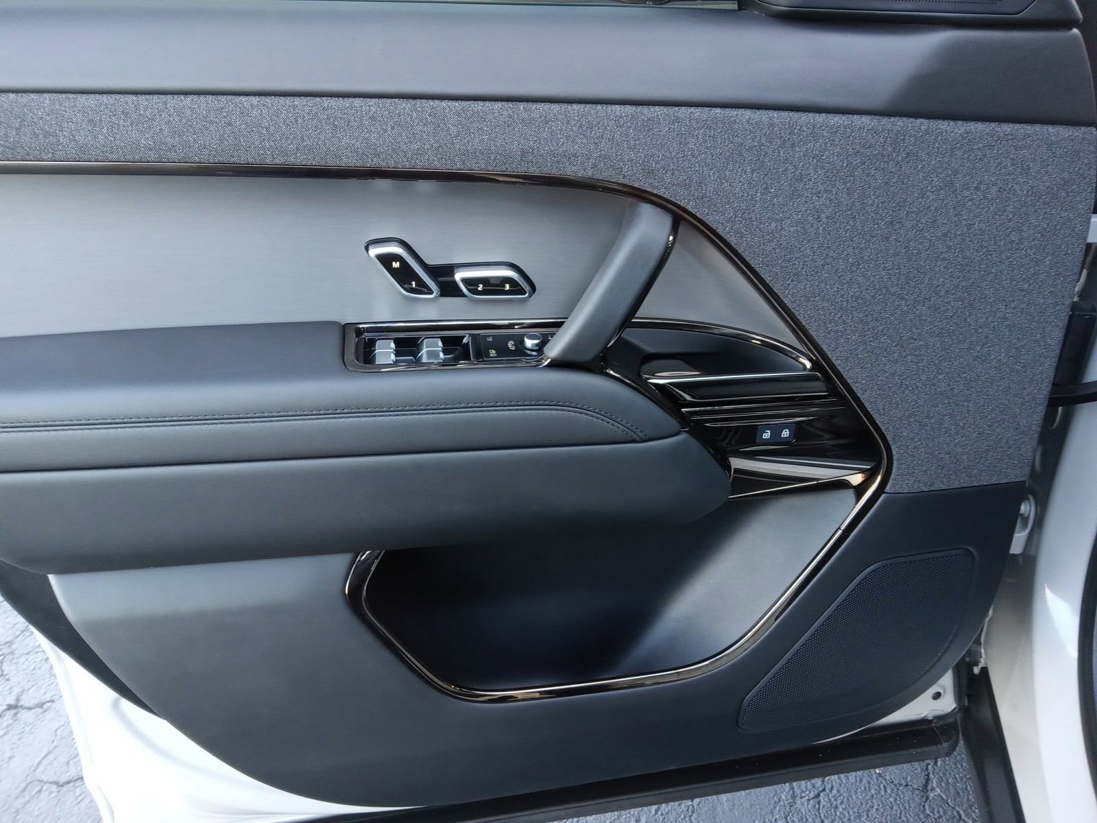 Used 2024 Land Rover Range Rover Sport SE image 9