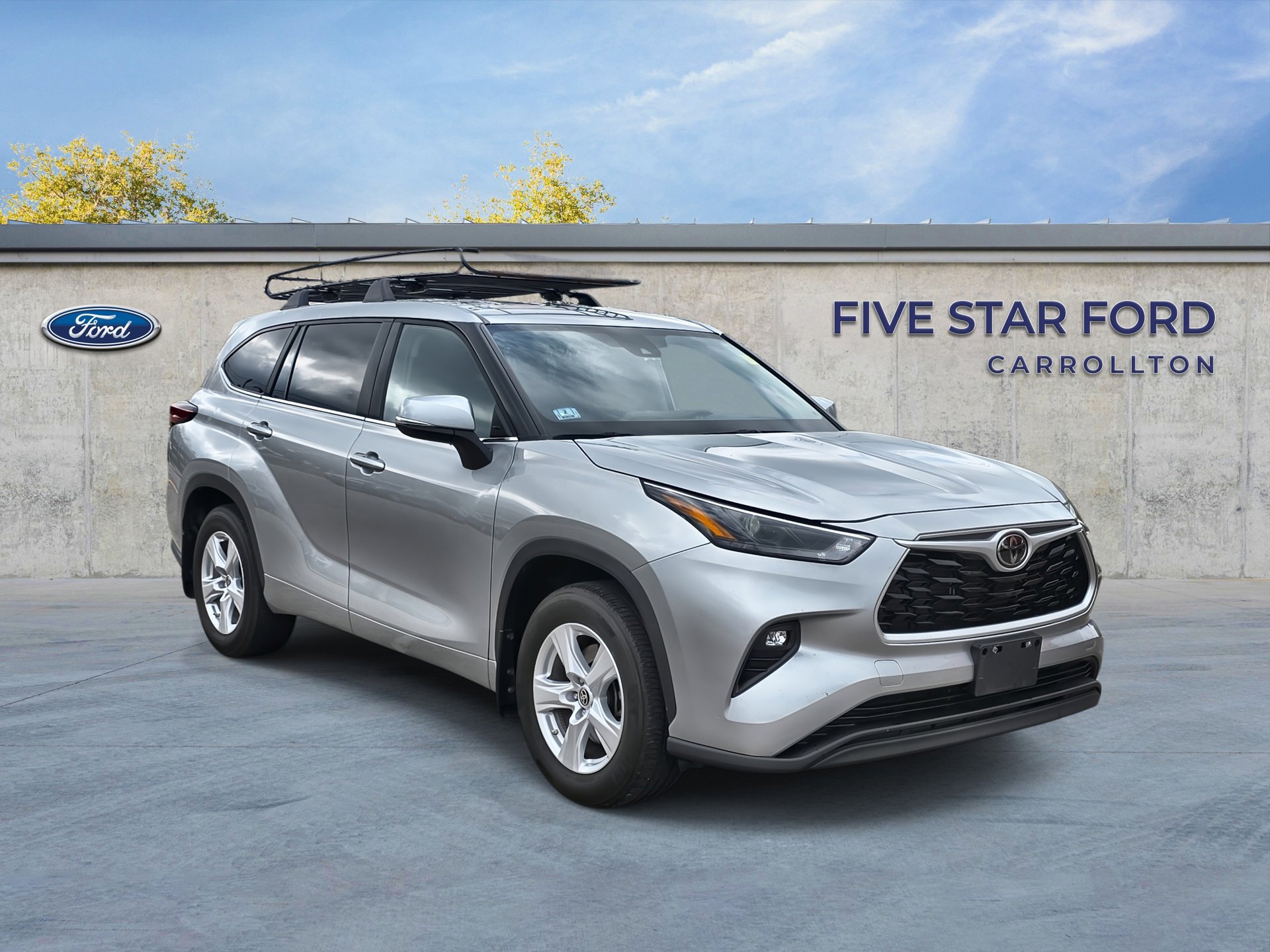 Used 2024 Toyota Highlander LE image 1