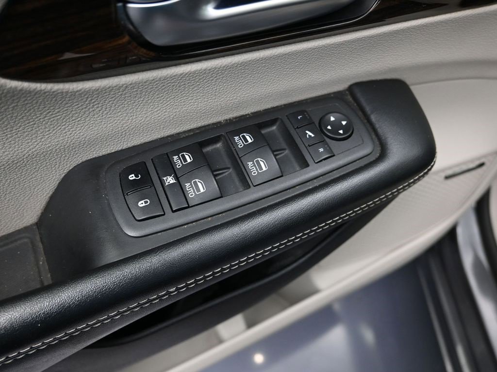 Used 2022 Chrysler Pacifica Limited image 11