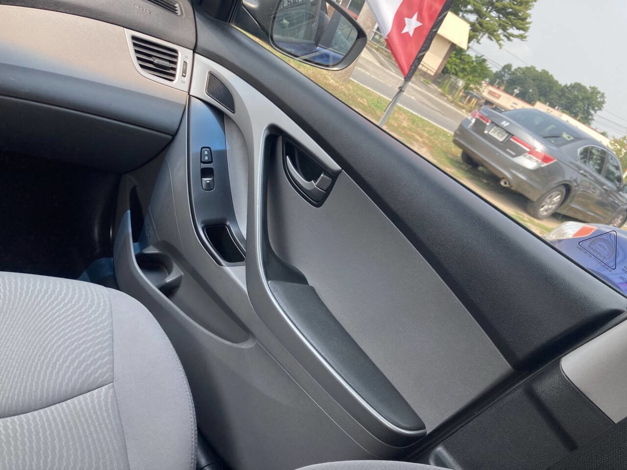 Used 2015 Hyundai Elantra SE image 12