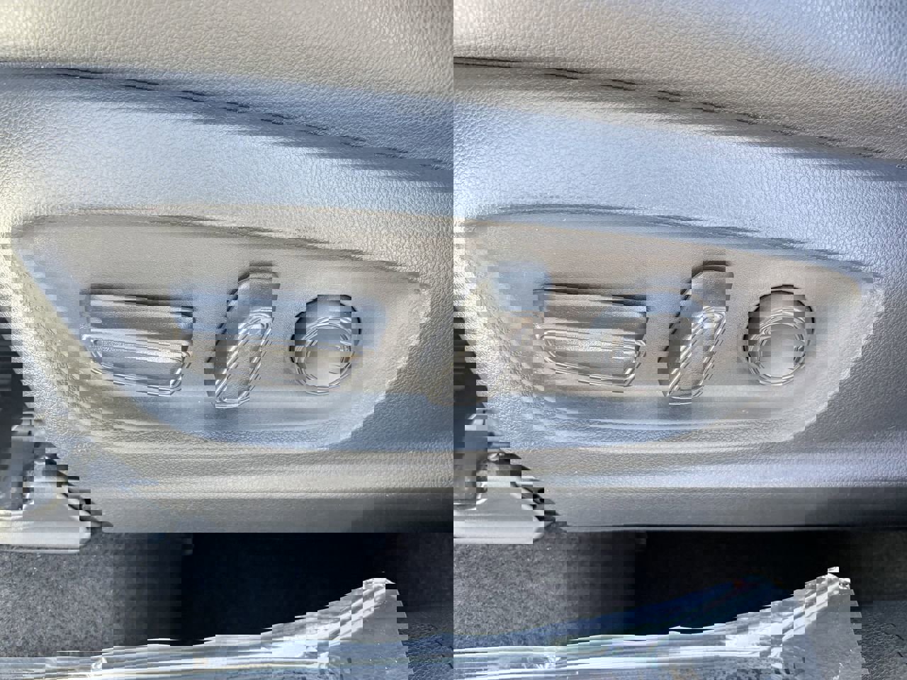 Used 2024 Toyota Corolla Cross XLE w/ Convenience Package image 20