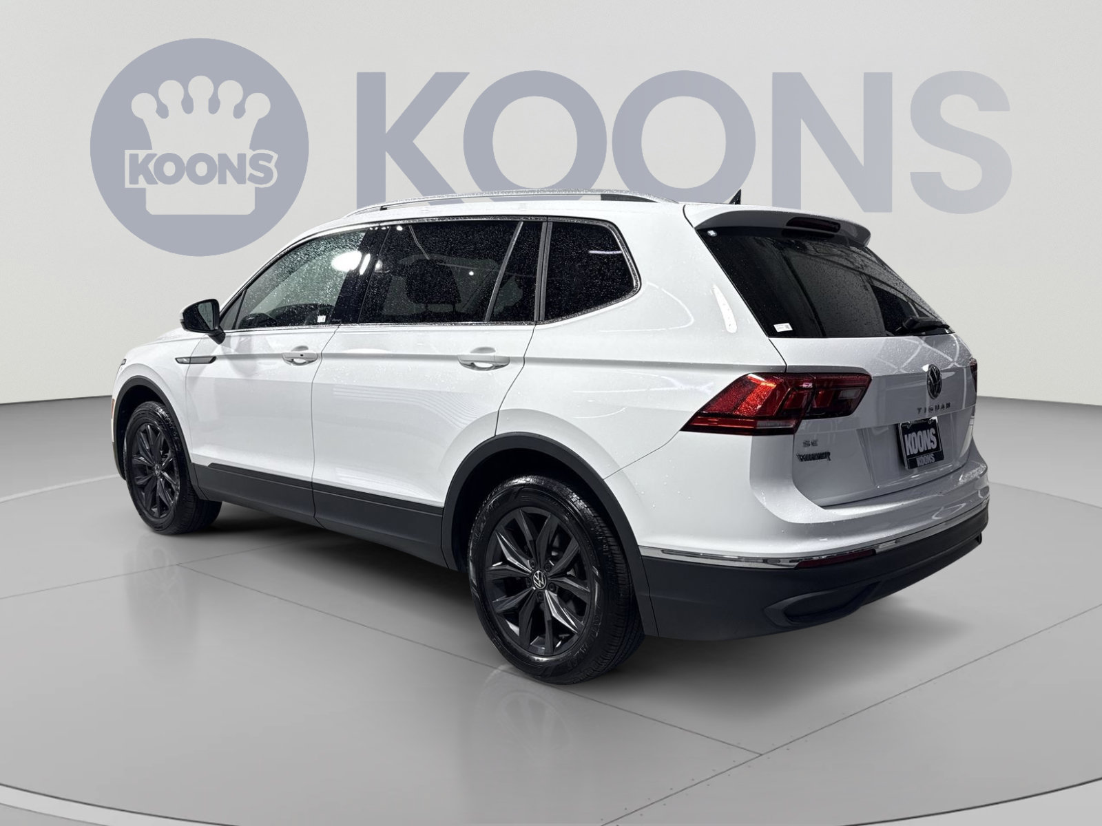 Used 2024 Volkswagen Tiguan SE w/ Panoramic Sunroof Package AWD/4WD image 8