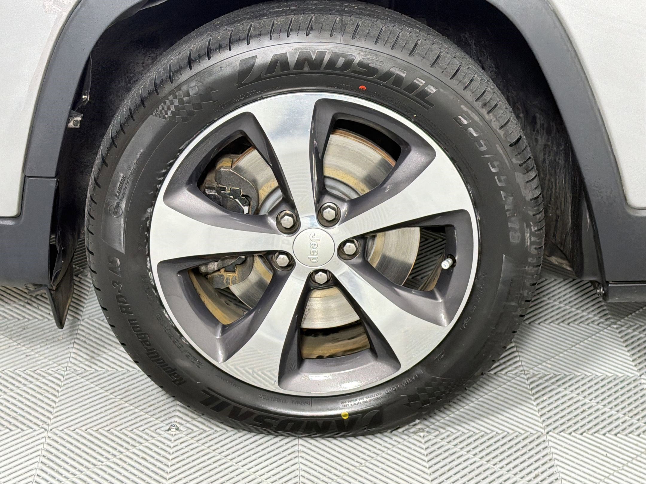 Used 2019 Jeep Cherokee Limited FWD image 12