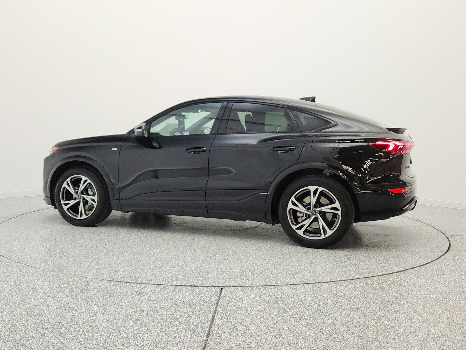 New 2027 Audi Q6 e-tron Prestige AWD/4WD image 8