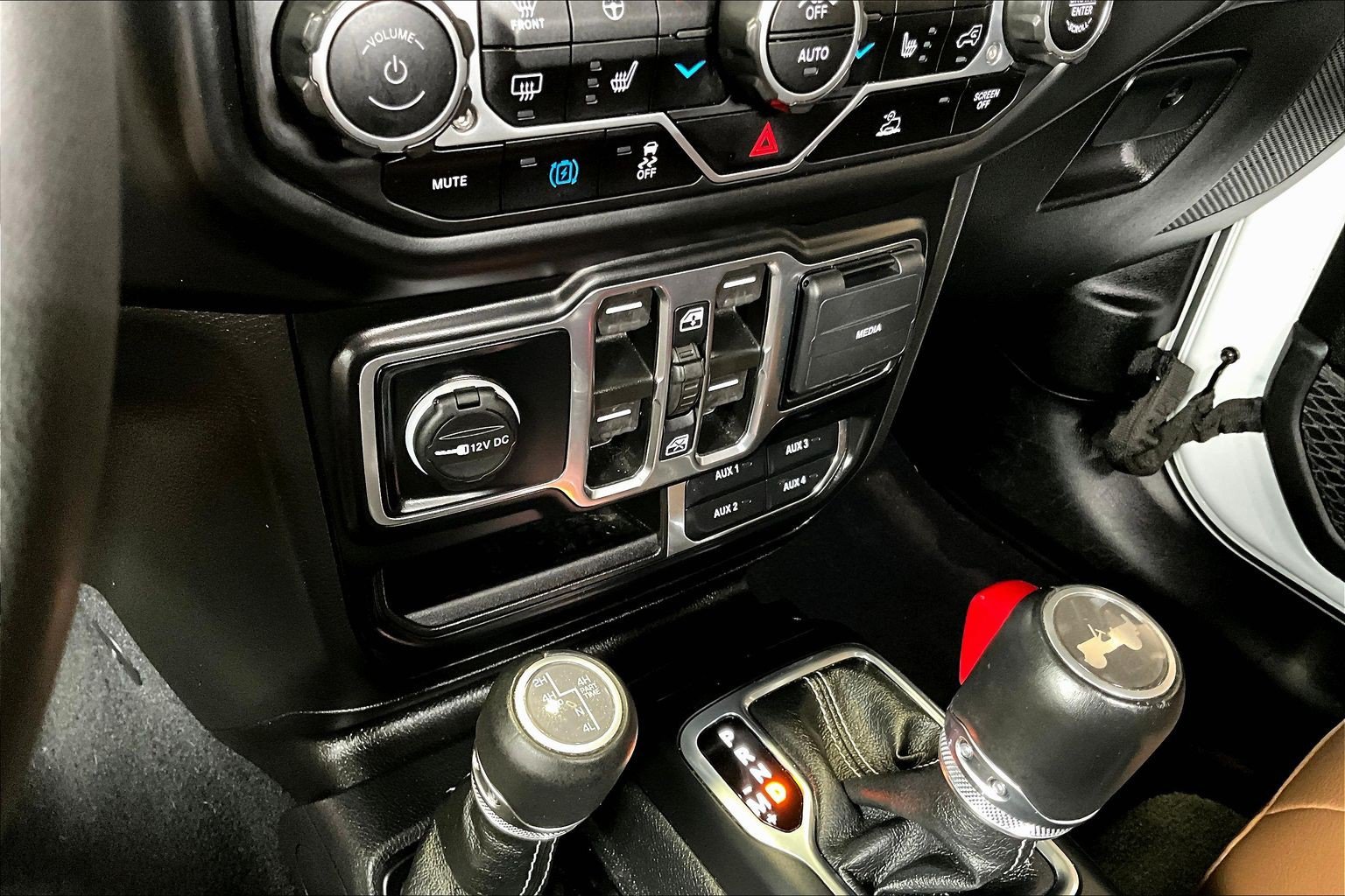 Used 2023 Jeep Wrangler Unlimited Sahara w/ Cold Weather Group AWD/4WD image 16