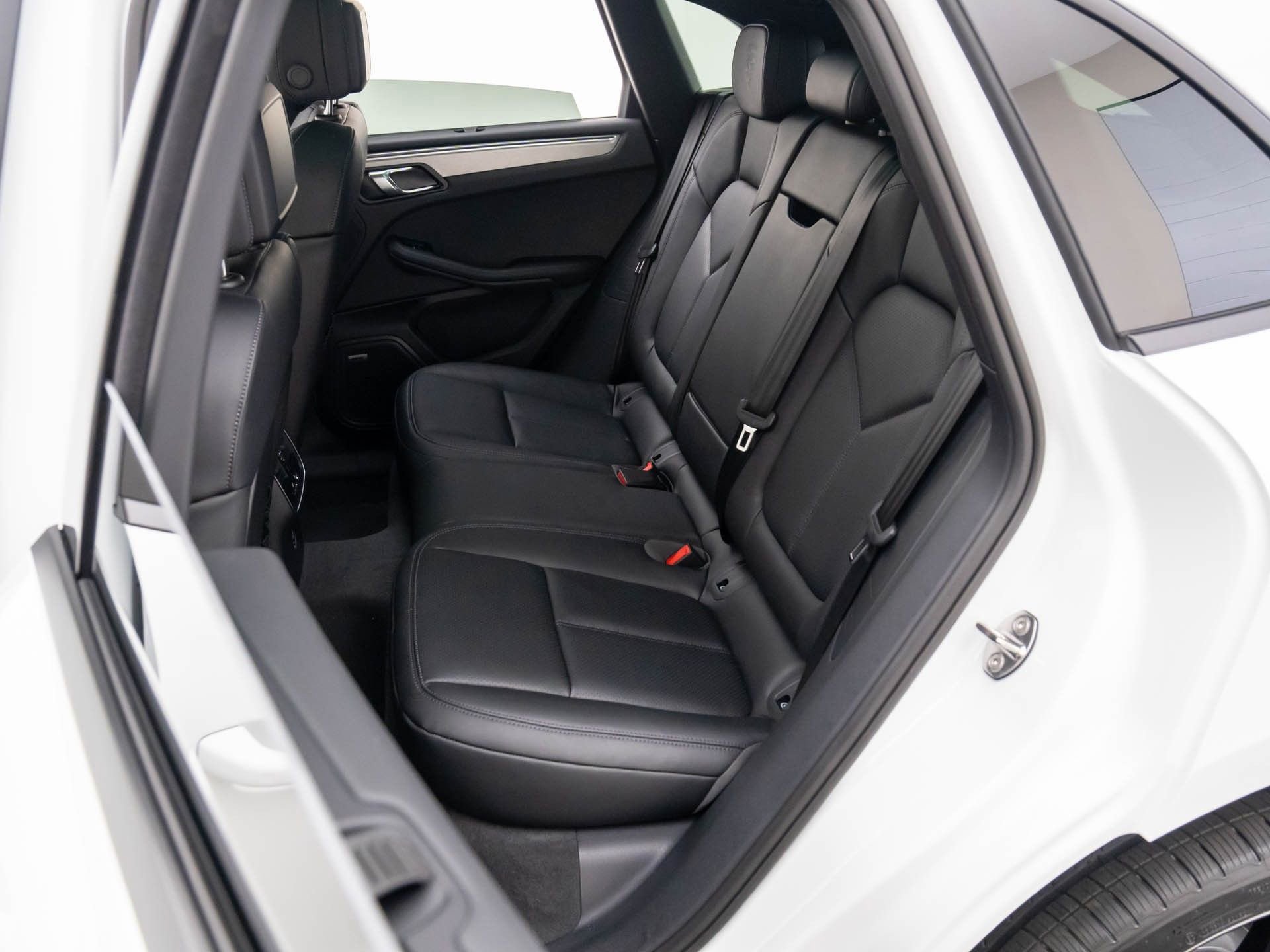 Certified 2026 Porsche Macan image 17