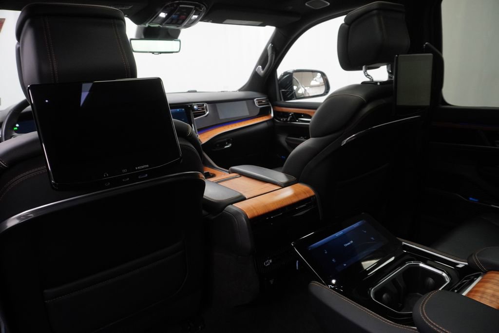 Used 2024 Jeep Grand Wagoneer Series III w/ Rear-Seat Entertainment Group AWD/4WD image 28