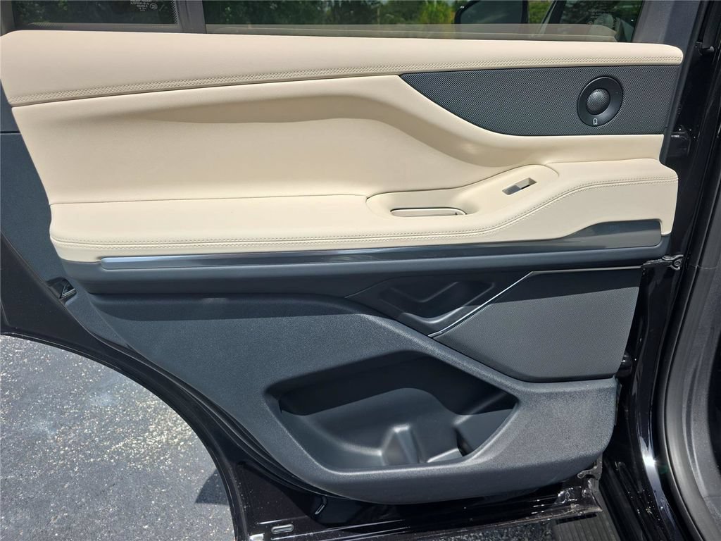 New 2027 Lincoln Navigator Premiere RWD image 10