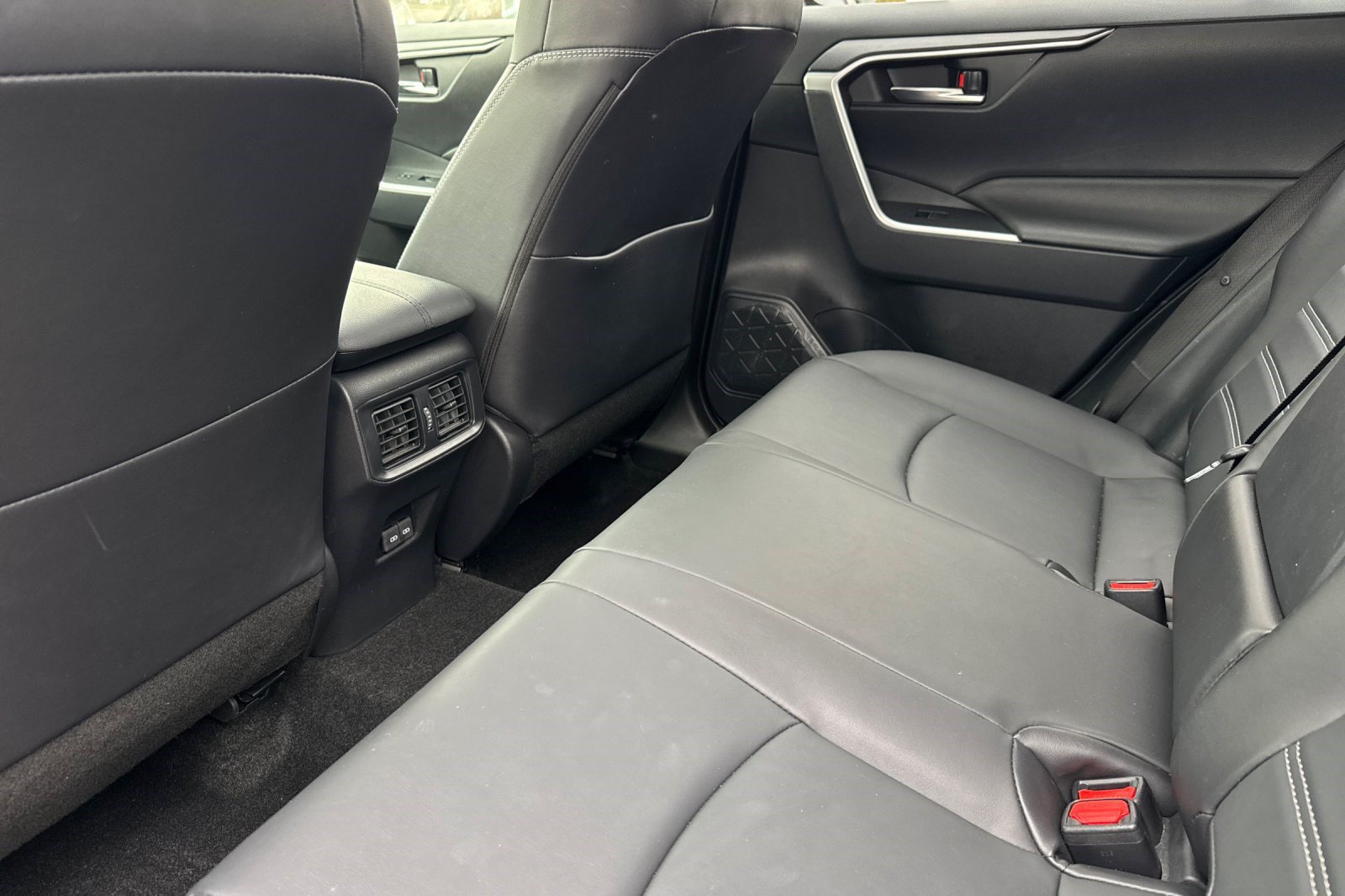 Used 2022 Toyota RAV4 XLE Premium AWD/4WD image 29