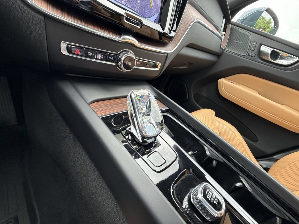 Used 2023 Volvo XC60 B5 Ultimate w/ Climate Package FWD image 22